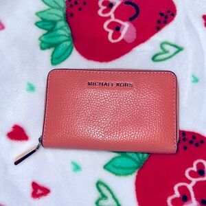 MICHAEL KORS WALLET // palm sized and coral color